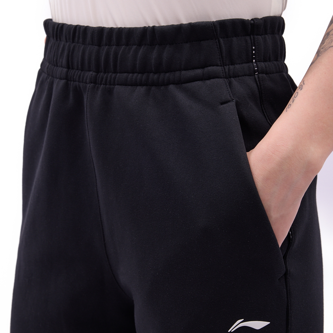 AKYV124-1 Брюки джоггеры Essentials черный